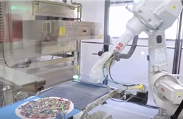 Kinh ngạc xem "đầu bếp" robot làm bánh pizza