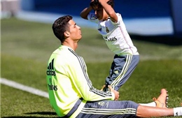 Cristiano Ronaldo thành cậu bé nhặt bóng trong trận đấu của con
