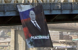 Mỹ luống cuống vì biểu ngữ ông Putin trên cầu cao
