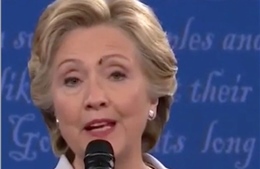 Tại sao bà Clinton không phản ứng khi bị ruồi đậu lên mặt?