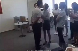 Choáng với ông chủ Trung Quốc bắt nữ nhân viên hôn mình mỗi sáng