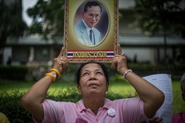 Người dân và Hoàng gia Thái Lan cầu nguyện cho Nhà Vua