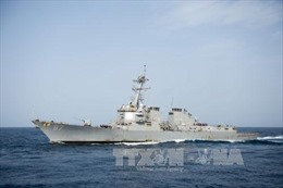Mỹ rầm rộ không kích Yemen trả đũa Houthi tấn công tàu khu trục