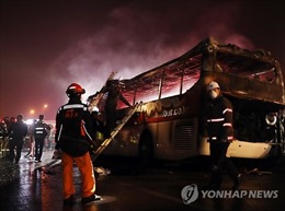 Xe khách gặp nạn bốc cháy tại Hàn Quốc, 10 người thiệt mạng