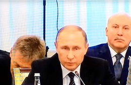 Người phát ngôn gà gật ngay sau lưng Tổng thống Putin