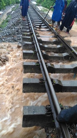 Đường sắt khắc phục sự cố do mưa lũ tại miền Trung 