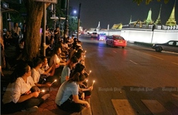 Nhà Vua Bhumibol Adulyadej về "nhà", tiếc thương tràn ngập Thái Lan