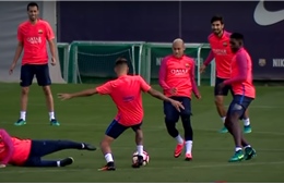 Messi, Neymar và Suarez bị các đồng đội dạy cho một bài học