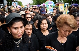 Thái Lan thiếu áo đen vì quốc tang Vua Bhumibol