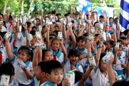 Quỹ sữa Vươn cao Việt Nam và Vinamilk trao tặng sữa cho trẻ em