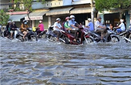 Mưa lớn kết hợp triều cường, TP Hồ Chí Minh ngập sâu