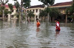 Hơn 100.000 học sinh Hà Tĩnh vẫn nghỉ học do mưa lũ