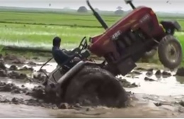 Tròn mắt xem nông dân Ấn Độ khoe tài lái máy kéo 