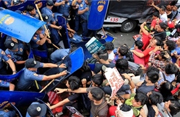 Kinh hãi xe cảnh sát Philippines tông người biểu tình
