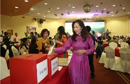 Phụ nữ Việt ở Séc dành quà tặng 20/10 ủng hộ đồng bào miền Trung 