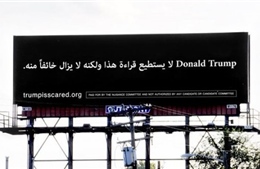 Tên ông Trump xuất hiện trên bảng hiệu cùng dòng chữ Arab 