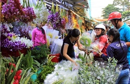 Chợ hoa tấp nập ngày Phụ nữ Việt Nam