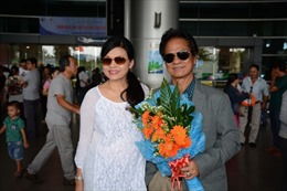 Chế Linh rạng rỡ cùng vợ về Việt Nam chuẩn bị cho liveshow tại Hà Nội
