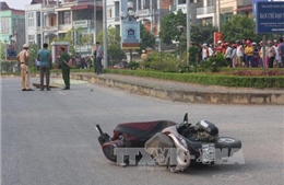 Xe máy đâm vào cột đèn, 2 người tử vong