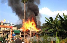 Hỏa hoạn thiêu rụi 11 ngôi nhà sàn ở Hà Giang