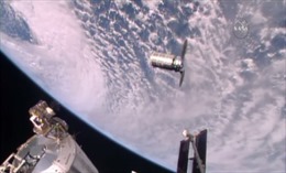 Tàu vận chuyển Cygnus lắp ghép với ISS 