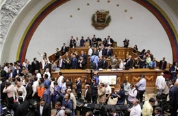 Phe ủng hộ ông Maduro tràn vào Quốc hội 