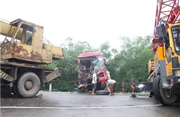 Hai xe khách tông nhau, kéo lê trên đường Hồ Chí Minh