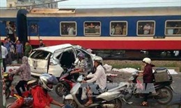 Tàu hỏa đâm ô tô tại Hà Nội, 5 người thiệt mạng