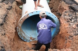 Khắc phục sự cố vỡ ống nước trên đường Lê Lợi, TP.HCM