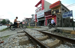 Tai nạn “rình rập” trên đường sắt qua Thường Tín