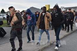 Hàng nghìn người vạ vật ở Paris sau khi "rừng tị nạn" Calais bị xóa sổ