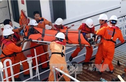 Tàu SAR 274 đưa ngư dân gặp nạn vào đất liền