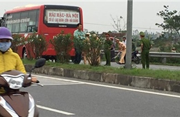 Xe khách đâm tử vong 2 học sinh sang đường bất cẩn