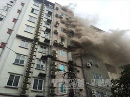 Cháy lan ra 7-8 nhà liền kề trên phố Trần Thái Tông  