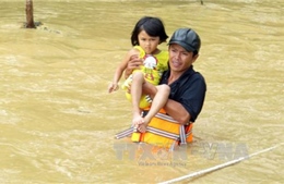 Quảng Trị: Lũ về, dân không kịp trở tay, nhà chìm trong hàng mét nước