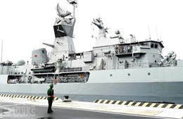 Tàu Hải quân Australia thăm cảng quốc tế Cam Ranh