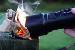 Có thể bạn không tin: Dùng đèn pin nhóm lửa nấu ăn