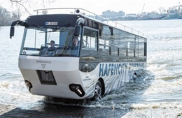 Xe buýt lội nước đầu tiên ở Đức "hút" khách du lịch