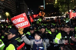 Hàng nghìn cảnh sát trấn áp biểu tình đòi bà Park Geun Hye từ chức