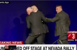 Ông Trump nháo nhào rời khỏi sân khấu khi đang vận động
