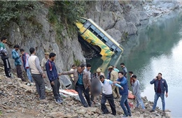 Xe tải đấu đầu xe buýt ở Ấn Độ, hơn 42 người thương vong
