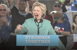 Bà Clinton vẫn hứng khởi vận động cử tri dù trời mưa, giọng khản