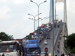 Xe container tông dải phân cách cầu Phú Mỹ gây ùn tắc nghiêm trọng