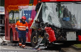 Anh: Lật xe điện chở khách khiến nhiều người bị thương 