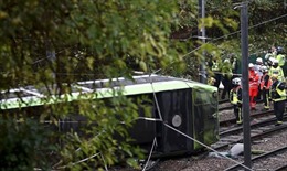 Tàu điện lật úp ở London, ít nhất 55 người thương vong