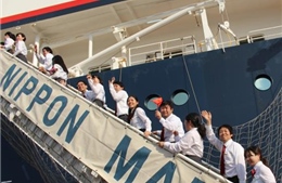Lưu luyến chia tay tàu thanh niên Đông Nam Á 