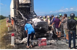 Xe ô tô đầu kéo bất ngờ cháy rụi trên Quốc lộ 1A