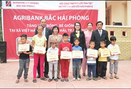 Agribank chi nhánh Bắc Hải Phòng trao quà cho trẻ mồ côi và hộ nghèo