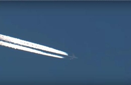 Máy bay lạ màu trắng lượn vòng trên bầu trời Mỹ