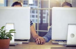 Mỹ nở rộ mốt "tình hờ" nơi công sở 